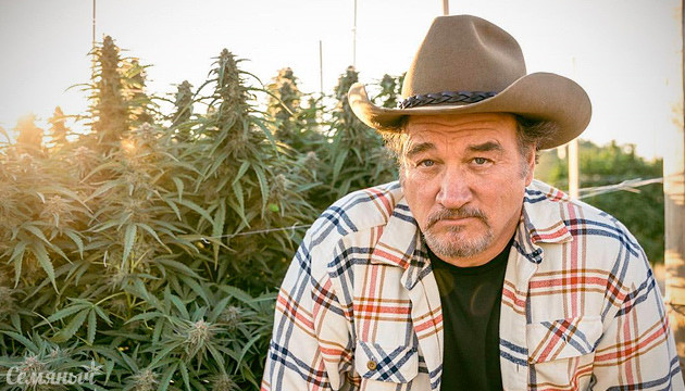 Джеймс Белуши на фоне своей конопляной фермы Джеймс Белуши и каннабис