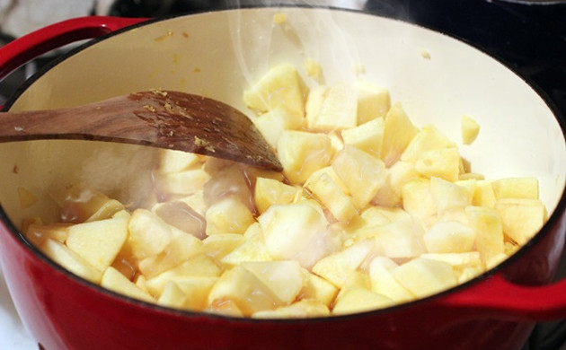 Яблоки в кастрюле