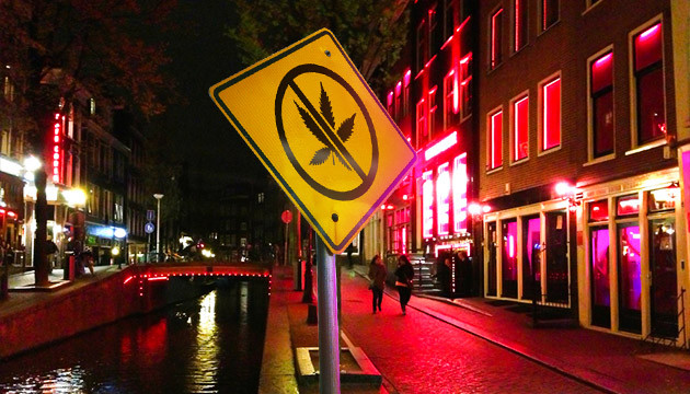 В квартале красных фонарей запретили употреблять марихуану Квартал красных фонарей в Амстердаме