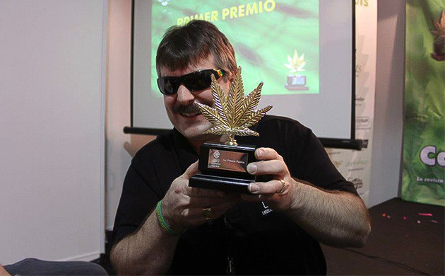 Самая большая кола в мире от гровера Remo Remo с наградой за самую большую колу в мире