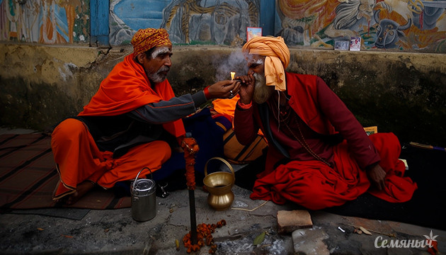 Индуистский фестиваль в храме Пашупати Индуисты курят коноплю в храме Пашупати